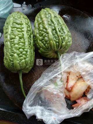 叉烧炒凉瓜的做法步骤：1
