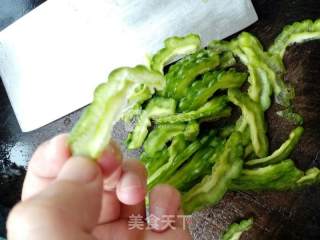 叉烧炒凉瓜的做法步骤：3