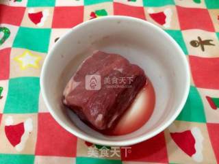 红椒莴笋炒牛肉的做法步骤：1