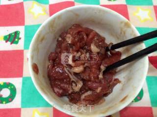 红椒莴笋炒牛肉的做法步骤：3