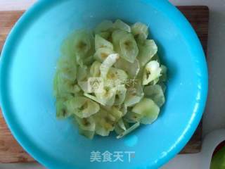 红椒莴笋炒牛肉的做法步骤：7