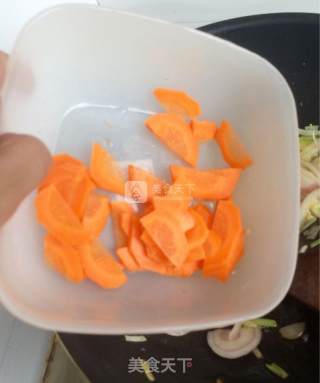 红椒莴笋炒牛肉的做法步骤：8