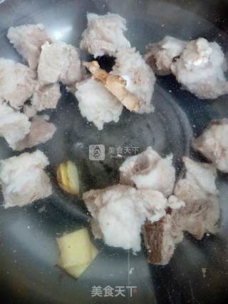 糖醋排骨的做法步骤：2