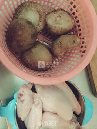 香菇焖鸡翅的做法步骤：1