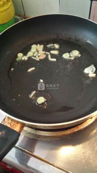 香菇焖鸡翅的做法步骤：3