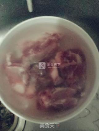 铁棍胡萝卜大骨头汤的做法步骤：2