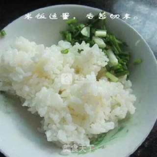 【鸡蛋米老头做法】好吃又简单的鸡蛋米老头，有碗剩米饭就可以搞定了~~????的做法步骤：1