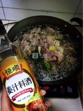 红烧兔肉焖土豆的做法步骤：2