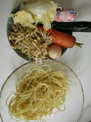 韩式辣椒拌冷面的做法步骤：1