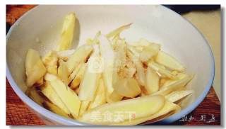 仔姜炒鸡腿的做法步骤：2
