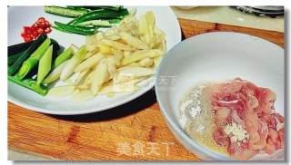 仔姜炒鸡腿的做法步骤：3