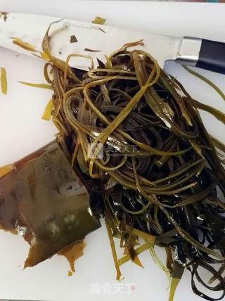 凉拌蒜泥海带的做法步骤：1