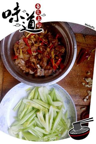 芹菜西红柿炒辣椒的做法步骤：2