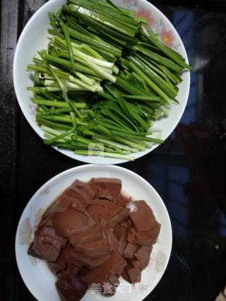 韭菜炒猪血的做法步骤：1