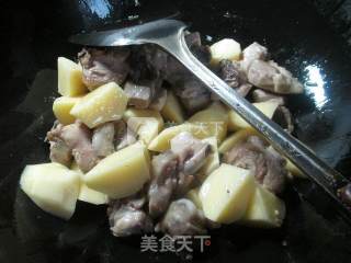 土豆烧鸡块的做法步骤：3