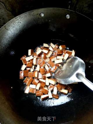 酸菜炒香豆腐干的做法步骤：2