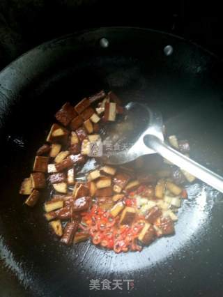 酸菜炒香豆腐干的做法步骤：3