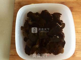青椒木耳炒肉丝的做法步骤：1