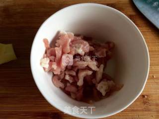 青椒木耳炒肉丝的做法步骤：2