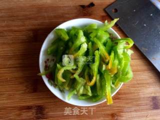 青椒木耳炒肉丝的做法步骤：5