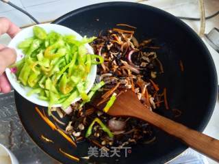 青椒木耳炒肉丝的做法步骤：21