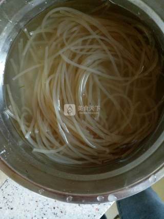 粉条鸡蛋茴香包子的做法步骤：2