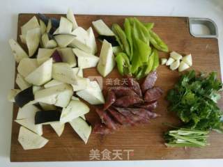 腊肠茄子粉丝煲的做法步骤：2