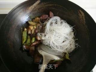 腊肠茄子粉丝煲的做法步骤：7