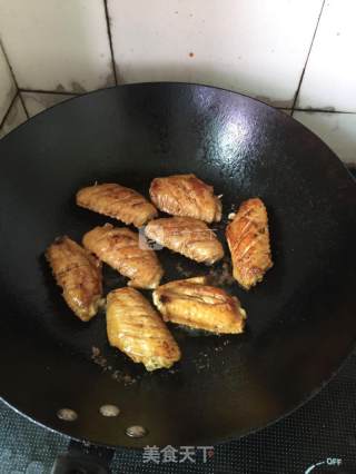 可乐鸡翅的做法步骤：1