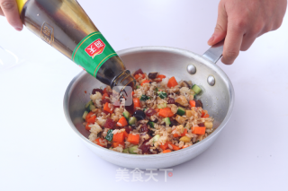 海天酱油制作蚝油炒饭的做法步骤：3