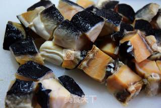 五花肉炖河豚鱼干的做法
