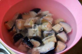 五花肉炖河豚鱼干的做法步骤：2