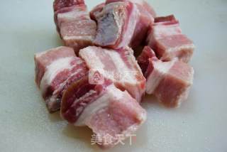 五花肉炖河豚鱼干的做法步骤：3