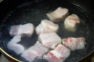 五花肉炖河豚鱼干的做法步骤：4