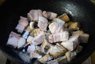 五花肉炖河豚鱼干的做法步骤：7