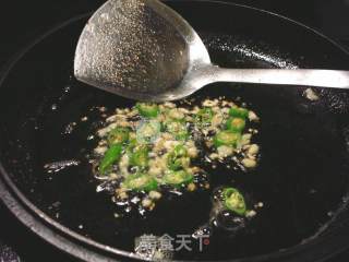 猪颈肉炒双瓜的做法步骤：3
