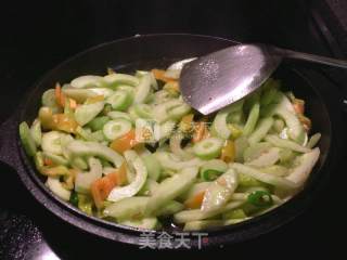 猪颈肉炒双瓜的做法步骤：4