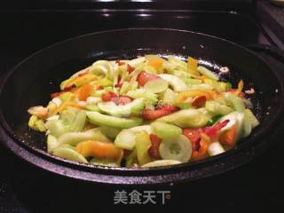 猪颈肉炒双瓜的做法步骤：5