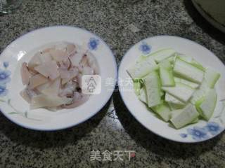 长瓜炒鱿鱼的做法步骤：1