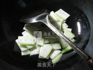 长瓜炒鱿鱼的做法步骤：4