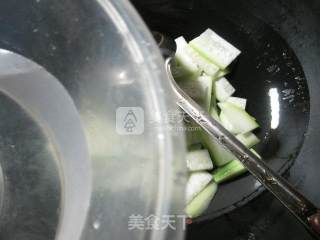长瓜炒鱿鱼的做法步骤：5