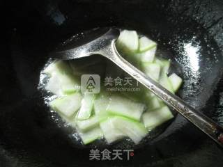 长瓜炒鱿鱼的做法步骤：6