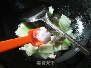 长瓜炒鱿鱼的做法步骤：8