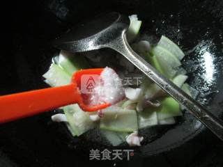 长瓜炒鱿鱼的做法步骤：9
