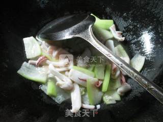长瓜炒鱿鱼的做法步骤：10
