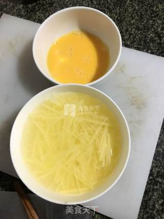 土豆鸡蛋饼的做法步骤：2