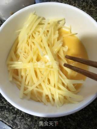 土豆鸡蛋饼的做法步骤：3