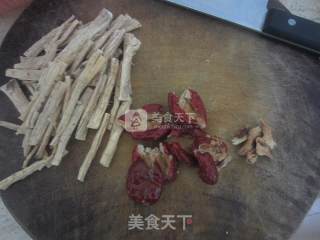 药膳鸡爪汤的做法步骤：2