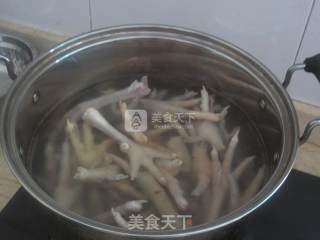 药膳鸡爪汤的做法步骤：3
