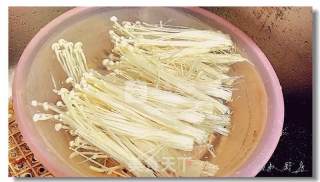 西芹金针菇的做法步骤：1